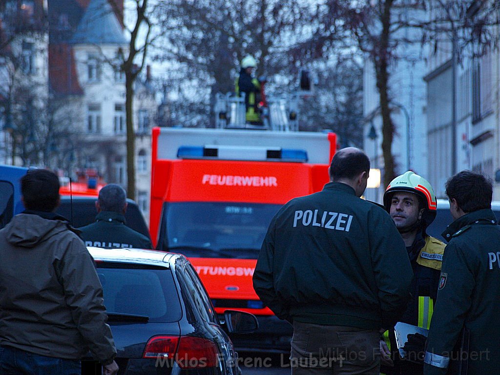 Einsatz Feuerwehr SEK Polizei Koeln Nippes Merheimerstr P174.JPG